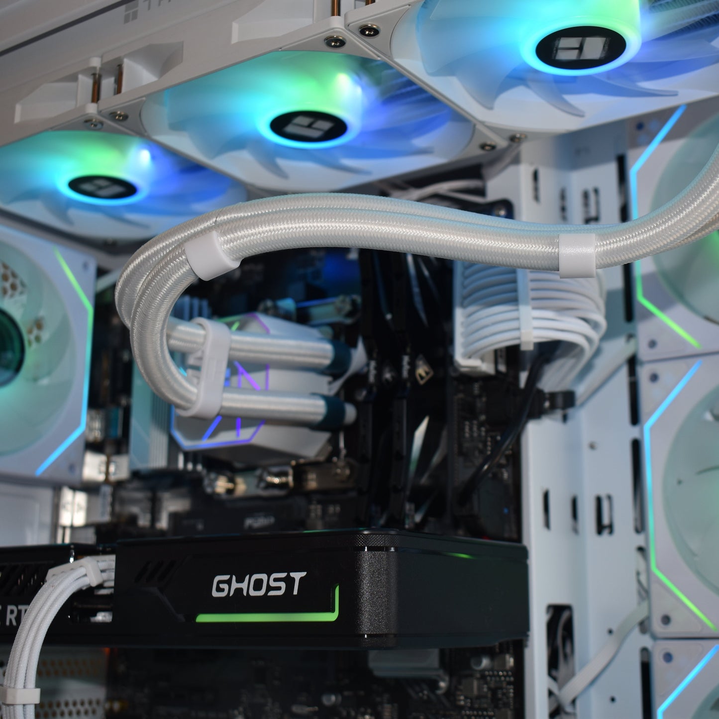Xigmatek Pano Blanc (7 ventilateurs ARGB avec modes d'éclairages avec télécommande)