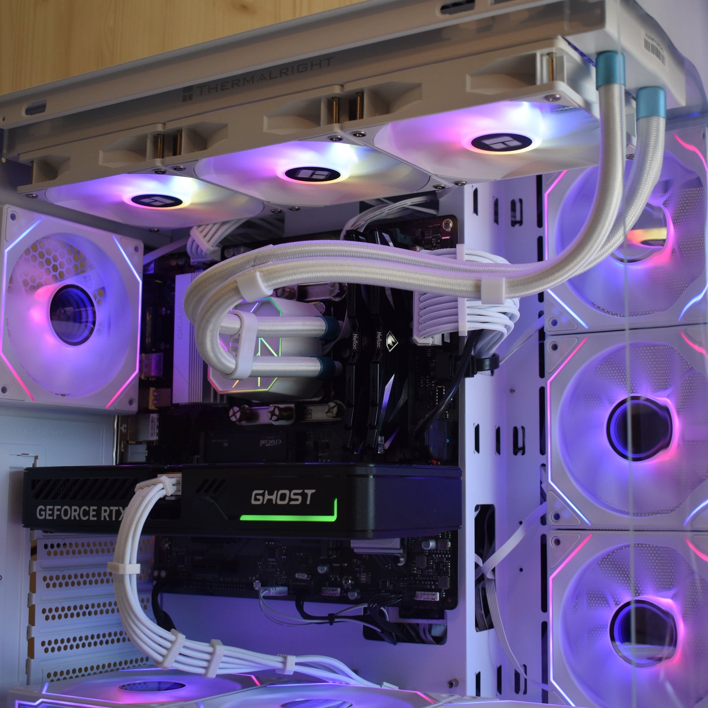 Xigmatek Pano Blanc (7 ventilateurs ARGB avec modes d'éclairages avec télécommande)