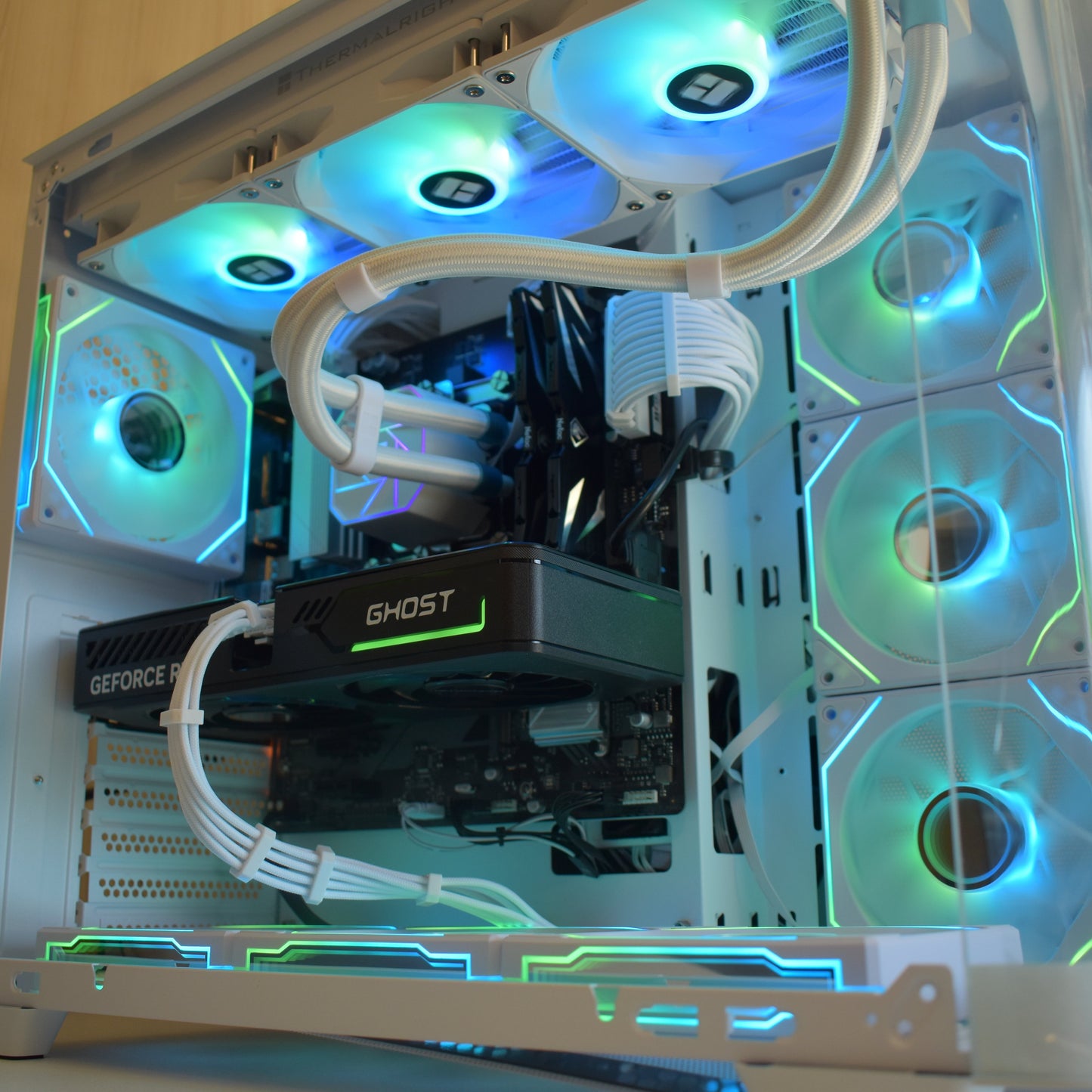 Xigmatek Pano Blanc (7 ventilateurs ARGB avec modes d'éclairages avec télécommande)