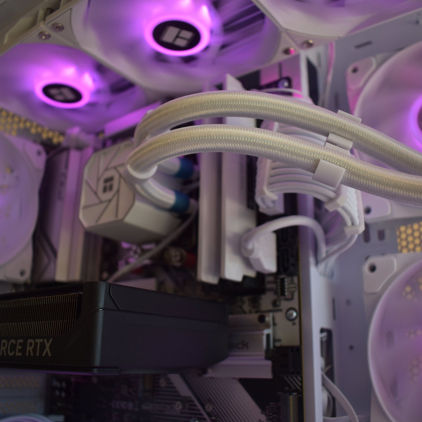 Radiance PC RTX 5060 TI 16 Go - Ryzen 5 9600X