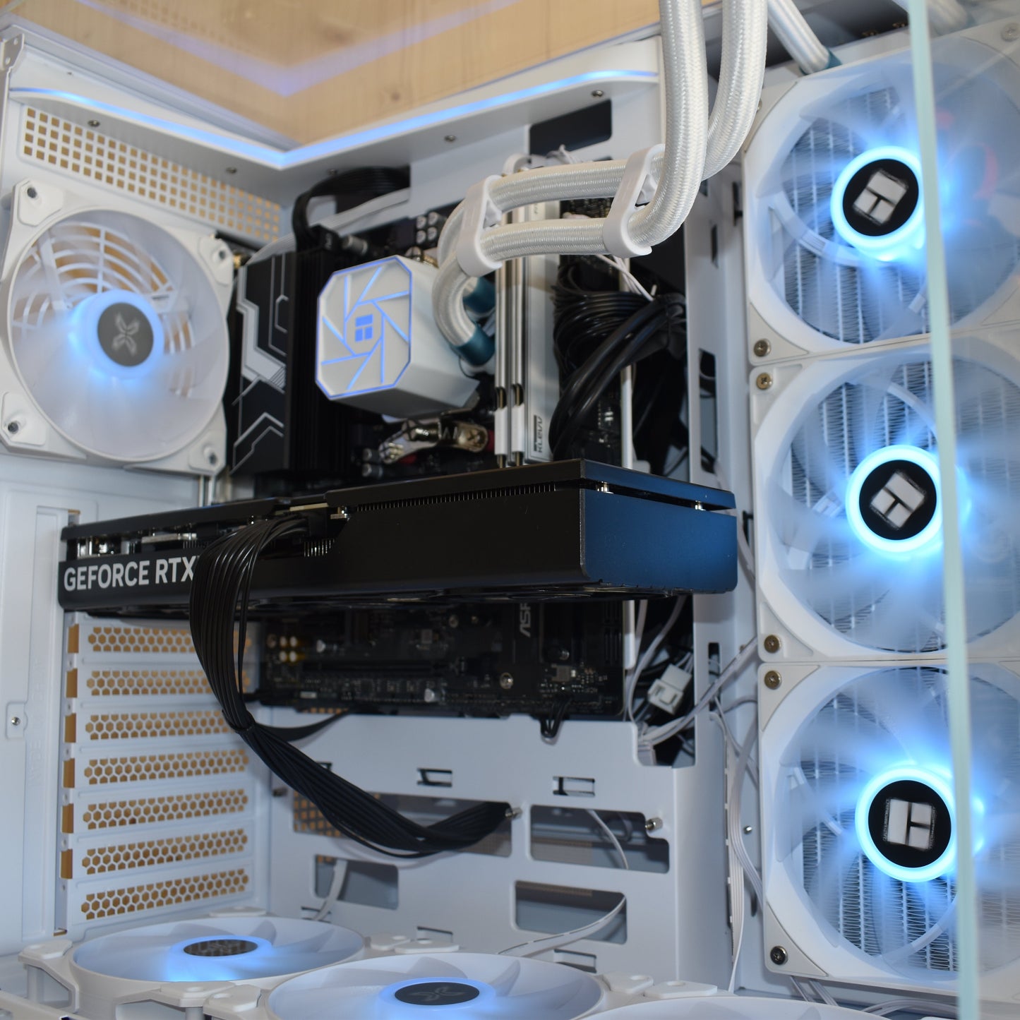 Radiance PC RX 9060 XT 16 GB – Intel I5 14400F