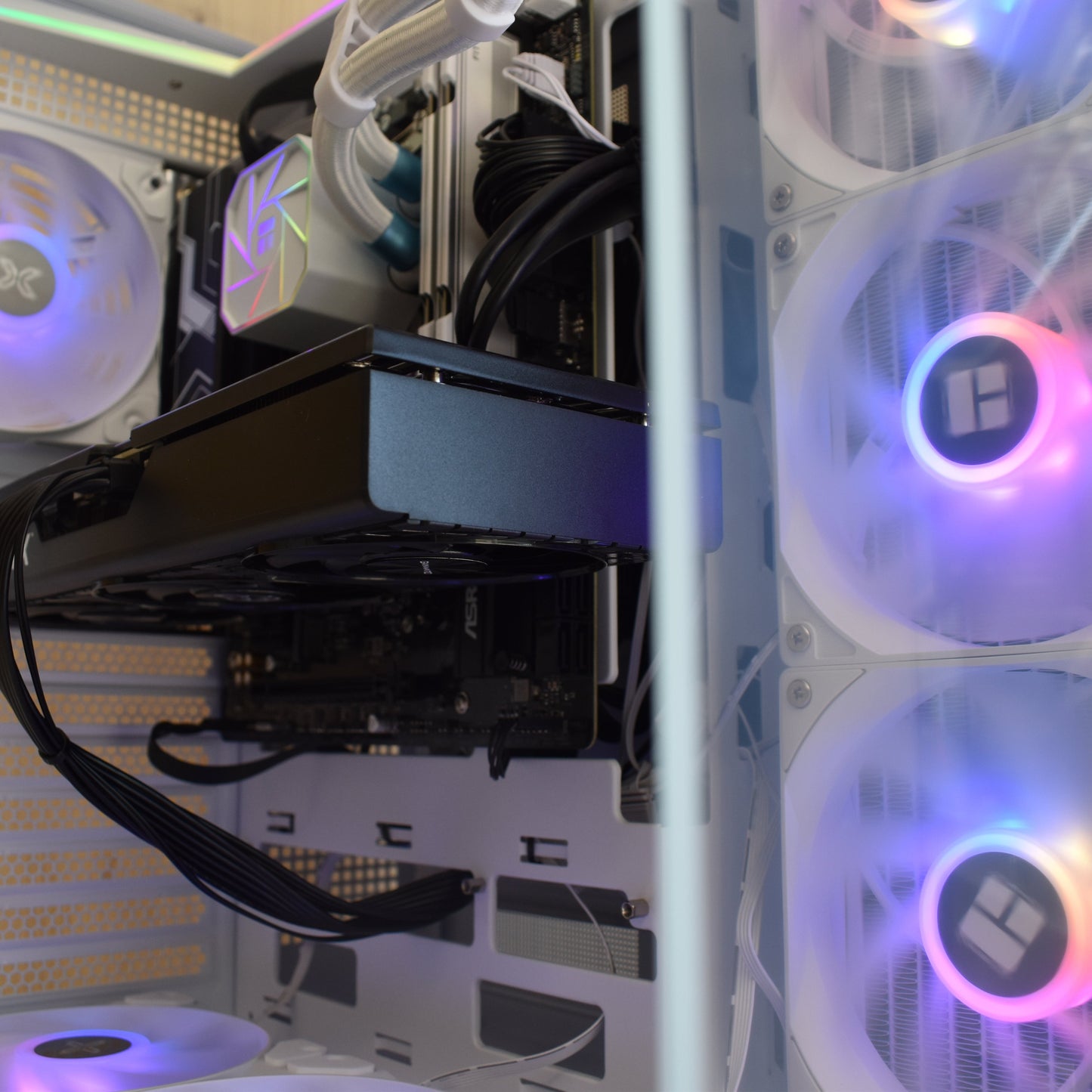 Radiance PC RX 9060 XT 16 GB – Intel I5 14400F