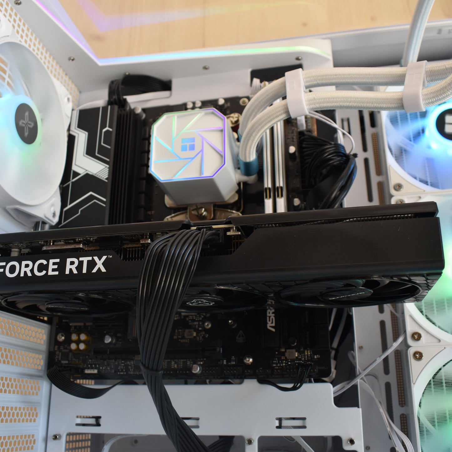 Radiance PC RX 9060 XT 16 GB – Intel I5 14400F