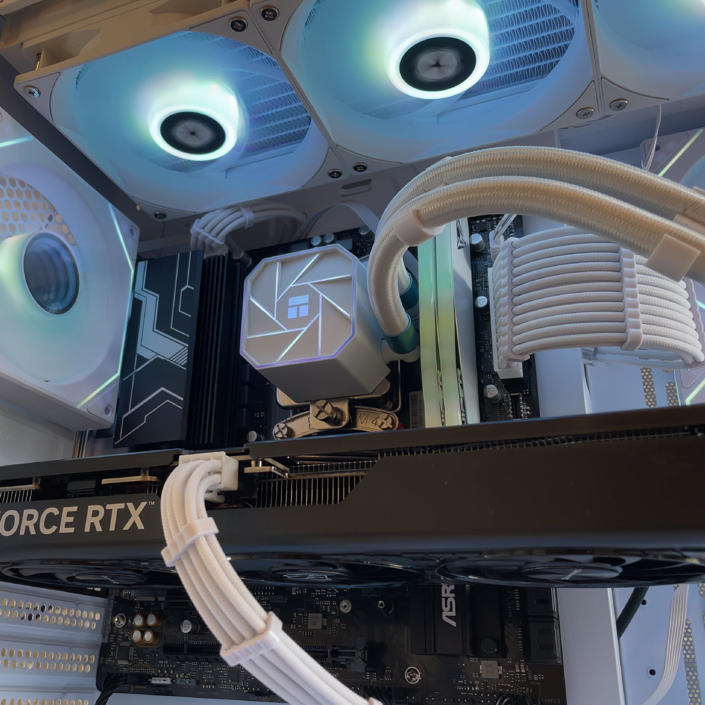 Radiance PC RTX 5060 TI 16 Go - Ryzen 5 7500F
